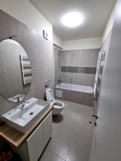 Apartament Cwa 1 Aeroport Отопени Екстериор снимка